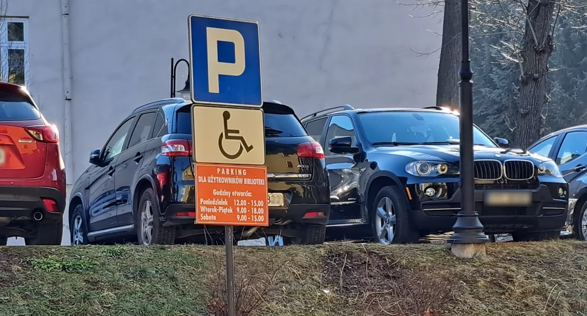 Płatny parking przy bibliotece na Grodzkiej?  Miasto sceptyczne wobec pomysłu. Ma swoje powody [ZDJĘCIA]