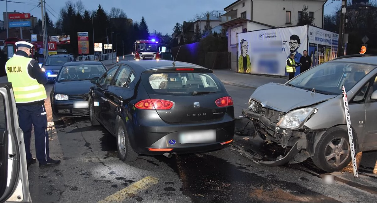 Zderzenie trzech pojazdów na skrzyżowaniu jarosławskich ulic [ZDJĘCIA]
