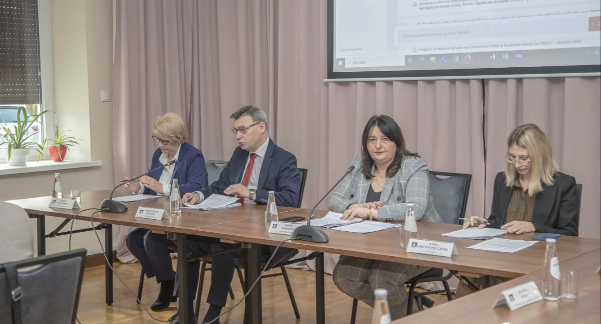 Z budowy boiska musiano zrezygnować, na remont hali targowej potrzeba pieniędzy. Za to inne inwestycje idą pełną parą