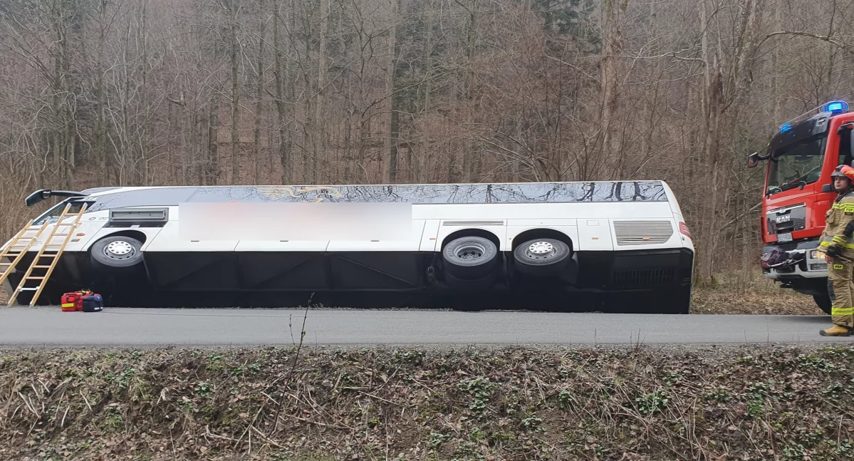Groźnie wyglądający wypadek autobusu w Makowej w gminie Fredropol [ZDJĘCIA]
