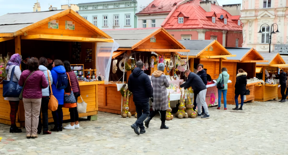 Na pogodę nie ma mocnych. Na Jarmarku Wielkanocnym w Przemyślu tłumów nie było [ZDJĘCIA]