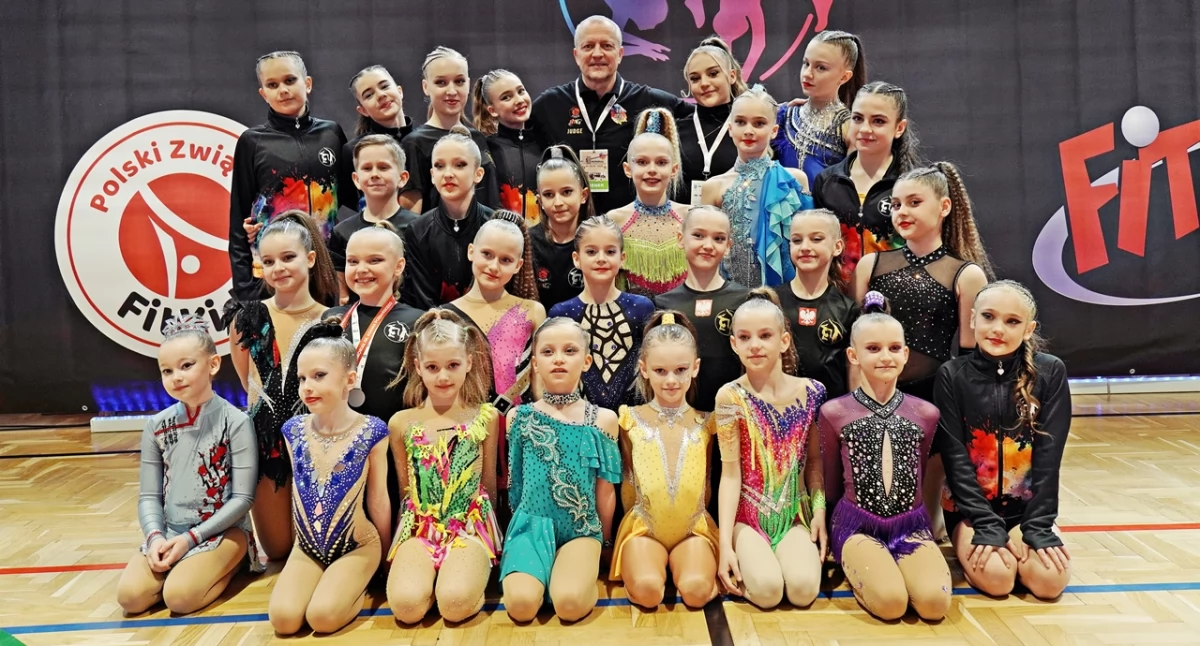 Dominacja absolutna Akrobatyki Fit Kid Przemyśl-Żurawica. Występ na… 103 medale! [ZDJĘCIA]