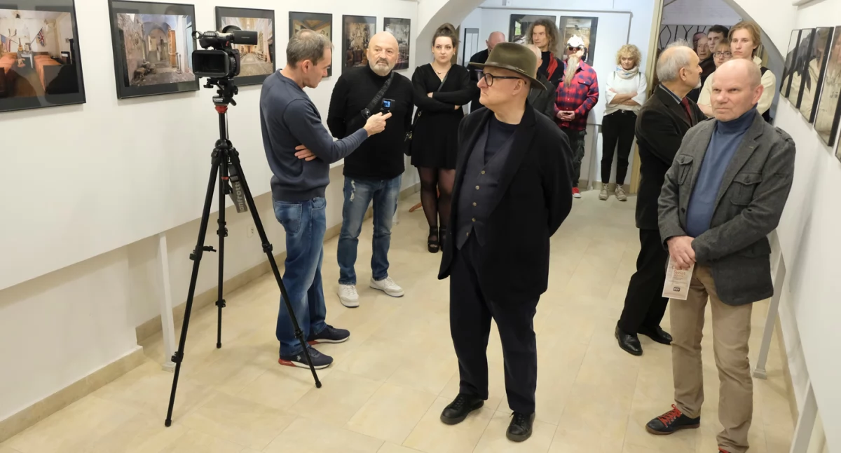 „Świat w ruinie” – udany debiut