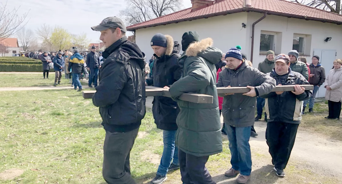 Razem nieśli swoje krzyże 