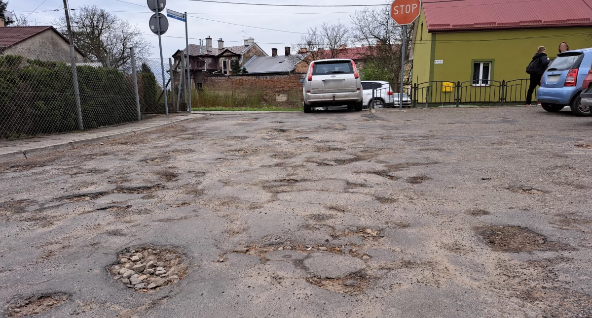 Dąbrowskiego znowu dziurawa jak ser. Ingerencja drogowców potrzebna na już