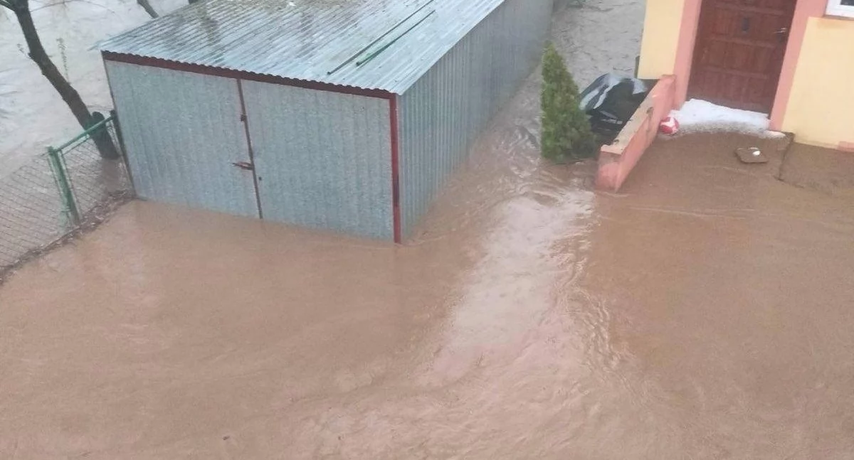 Wylał potok Miłka. Zalany Pawłosiów. Setki uszkodzonych domów i gospodarstw bez prądu