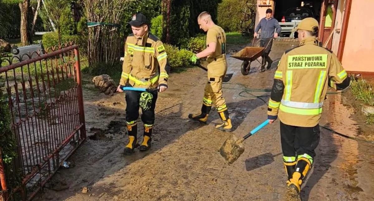 W Pawłosiowie zaświeciło słońce... Wielka praca strażaków, terytorialsów i samych  mieszkańców. Poszkodowani dostaną zasiłki celowe [ZDJĘCIA]