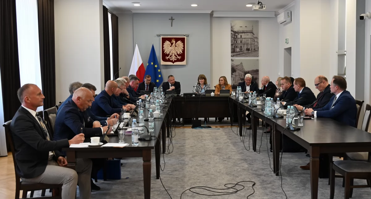 Radni przyjęli najwyższy w regionie próg dodatku motywacyjnego dla nauczycieli
