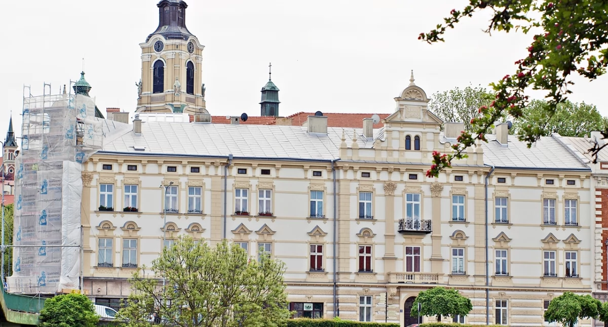 Piękna, narożna kamienica przy Kościuszki i Piłsudskiego odzyskuje dawny blask [ZDJĘCIA]