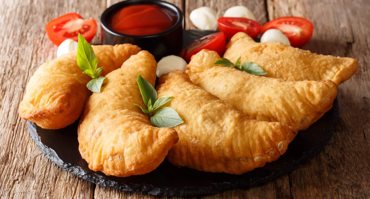 Panzerotti – włoskie pierożki z serem i pomidorami 