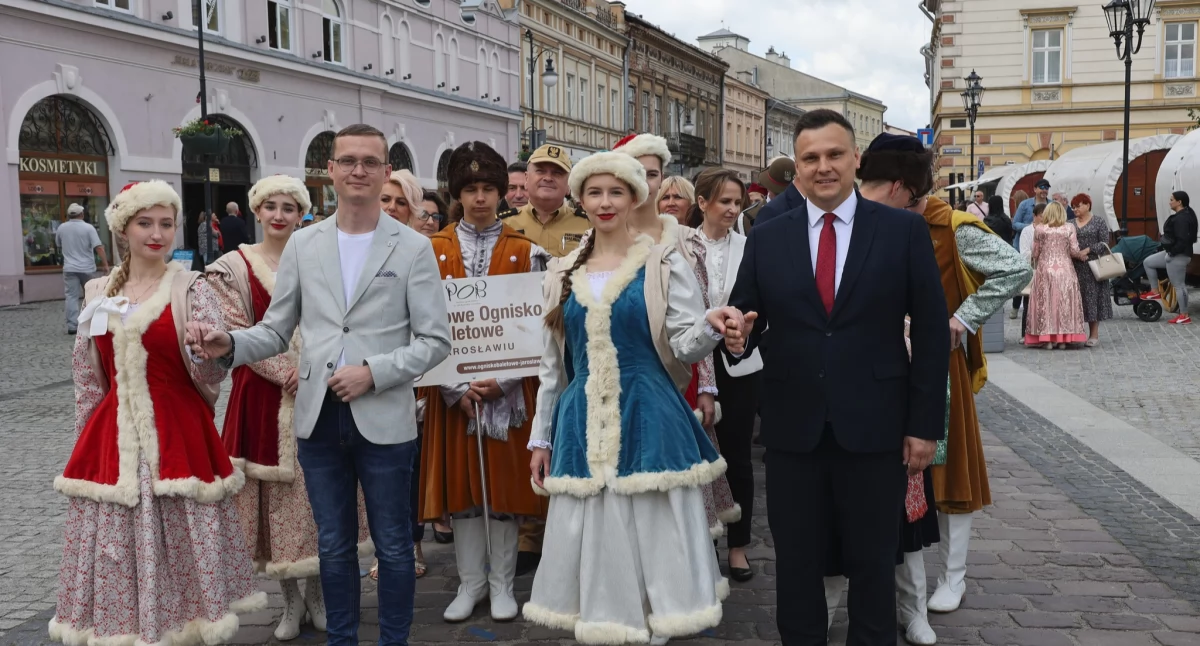 650 par odtańczyło poloneza na Rynku w Jarosławiu [ZDJĘCIA]