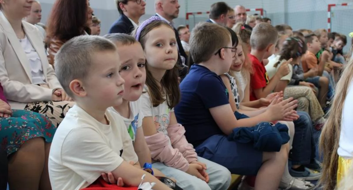Mural z patronem ozdobił elewację szkoły w Olszanach [GALERIA]