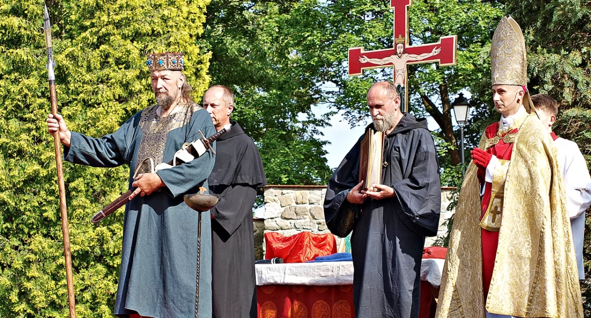 Święto Zamku Kazimierzowskiego. Inscenizacja koronacji na pierwszego króla Polski Bolesława Chrobrego [ZDJĘCIA]
