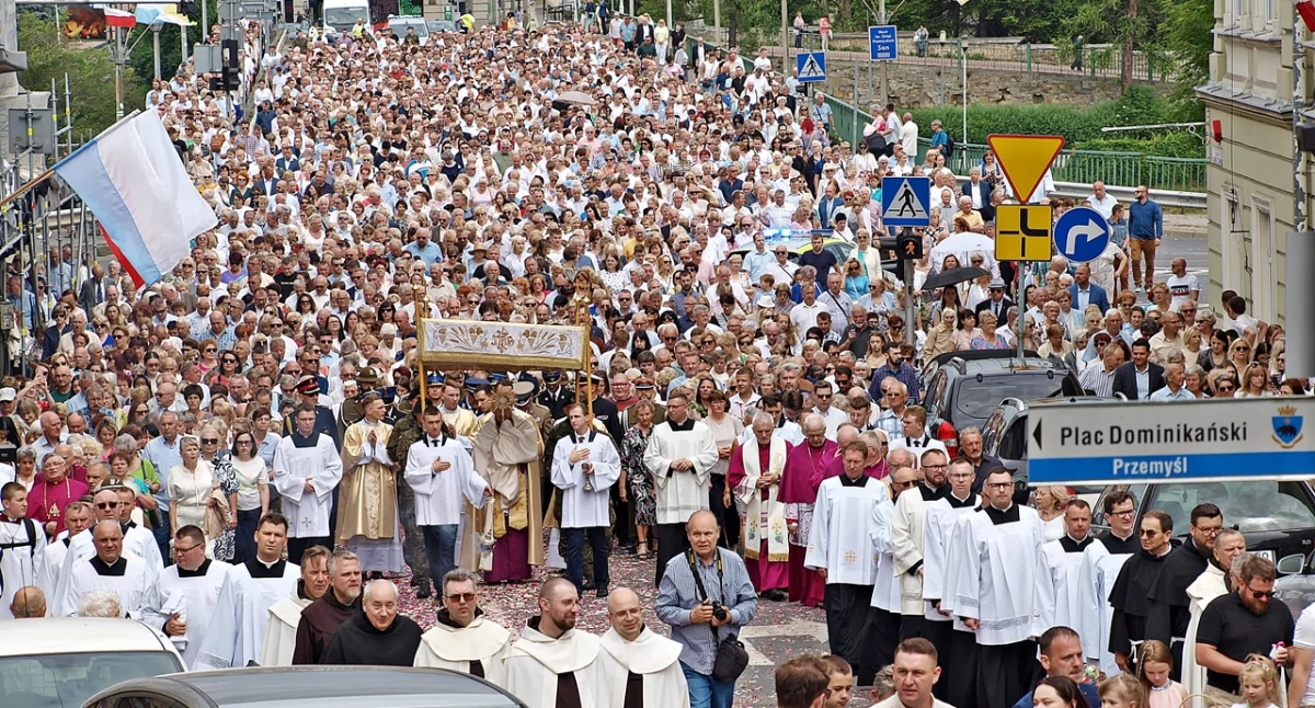 Kilkutysięczna eucharystyczna procesja do czterech ołtarzy. Wspomnienie Bożego Ciała 2025 w Przemyślu