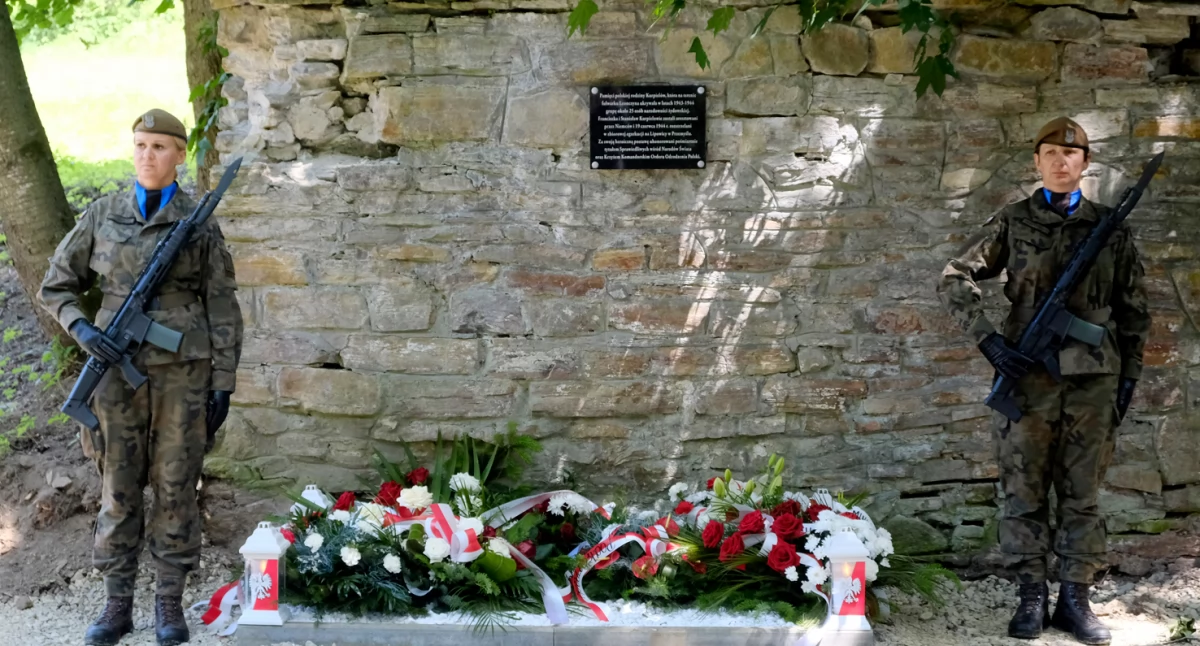Dbają o pamięć. Patriotyczna uroczystość poświęcona Franciszce i Stanisławowi Kurpielom [ZDJĘCIA]