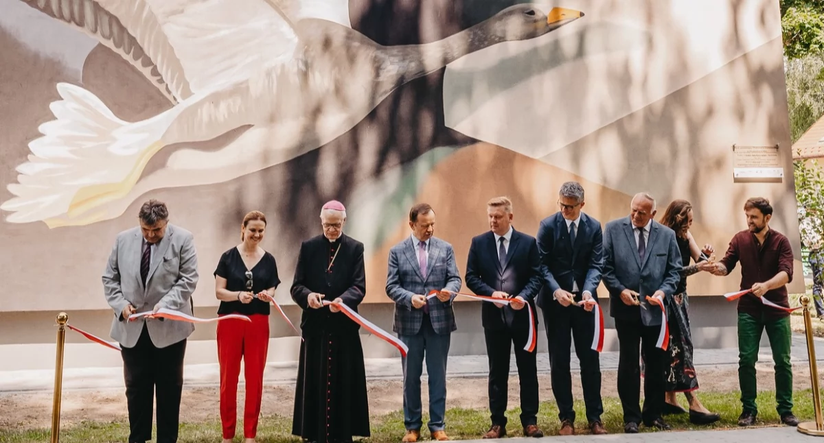 Mural W. Dzieduszyckiego ozdobił ścianę budynku przy ul. ks. Stanisława Gajeckiego