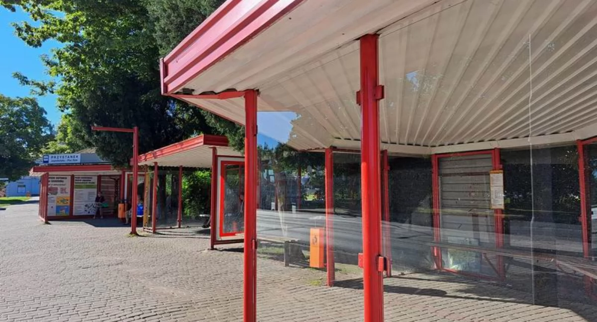 Mieszkańcy dopytują o nowe przystanki, miasto od 2 lat mówi o planach Te się niestety nie materializują [ZDJĘCIA]
