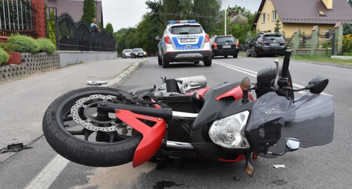 Doprowadził do zderzenia z motocyklem. Kierowca jednośladu w szpitalu
