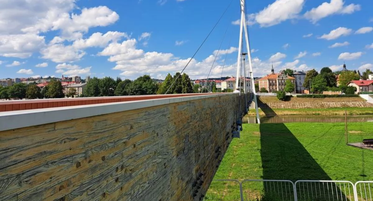 Czy miasto znajdzie pieniądze na kompleksowy remont kładki pieszo-rowerowej? [ZDJĘCIA]