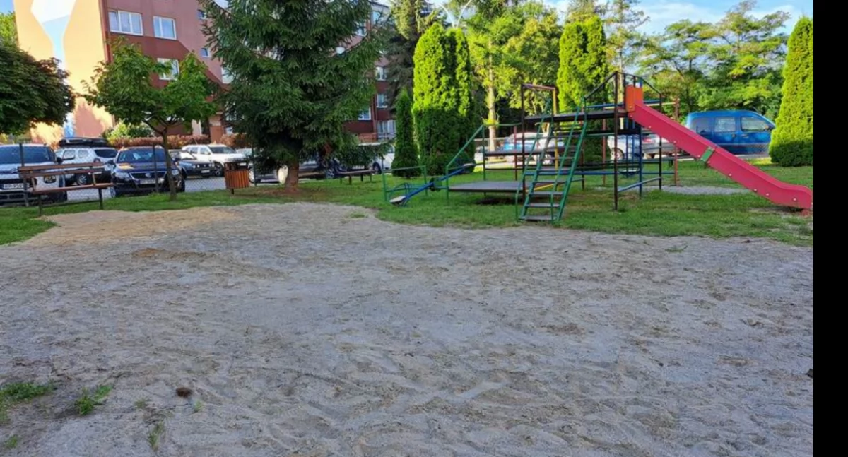 Mieszkanka: – Plac zabaw to nie plaża! Zamiast bezpiecznej nawierzchni mamy tony piasku [ZDJĘCIA]
