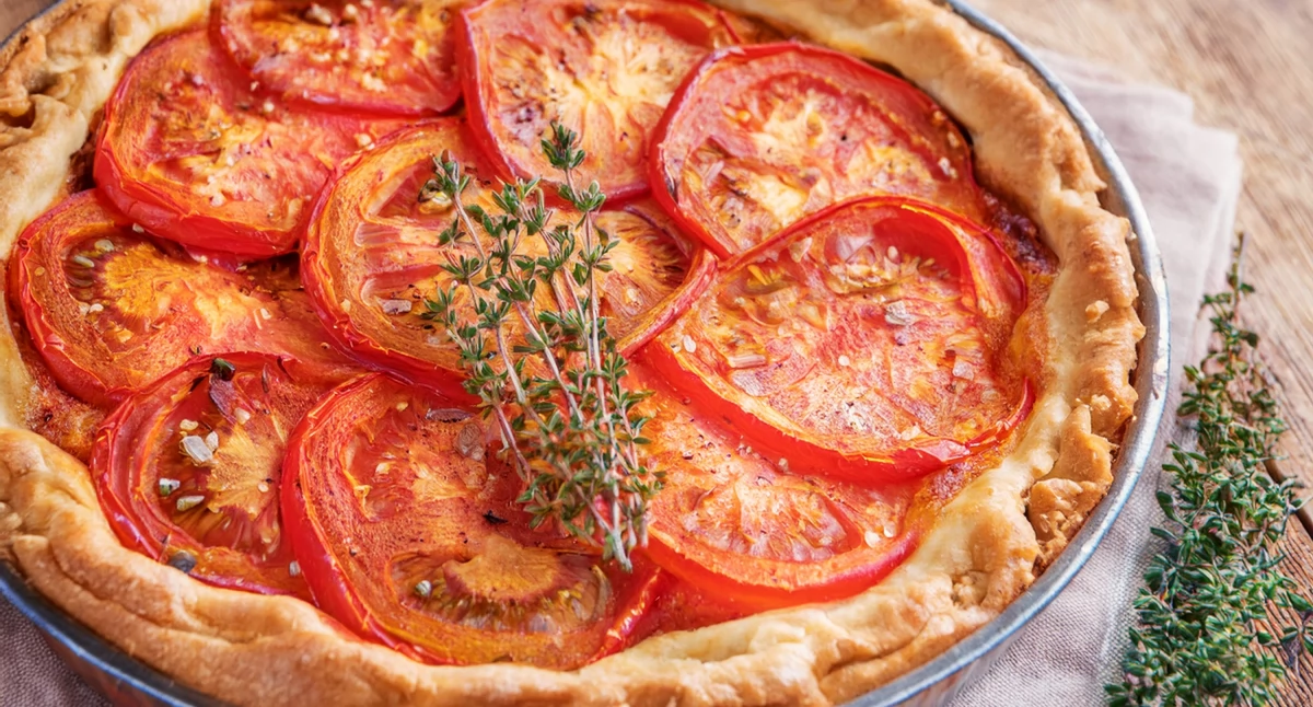 Letnia tarta z pomidorami i kozim serem (na kruchym cieście)
