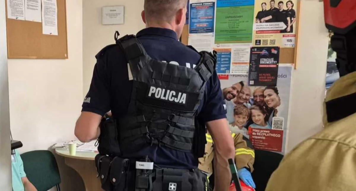 Nastolatek zasłabł na chodniku. Dzięki miejskiemu monitoringowi pomoc przyszła na czas