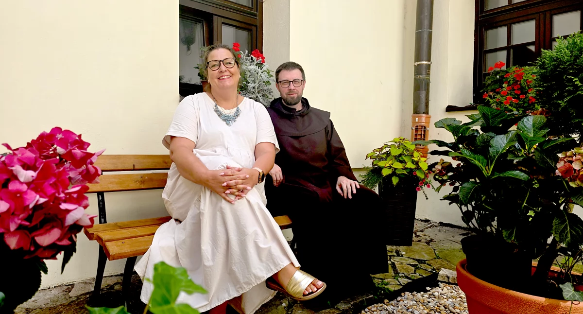 – Zadajemy sobie bardzo trudne pytania – rozmowa z Ireną Wywrot i karmelitą, ojcem Damianem Sochackim – twórcami i pomysłodawcami Fundacji „Karmelicka 1”, działającej przy kościele Ojców Karmelitów Bosych w Przemyślu. 
