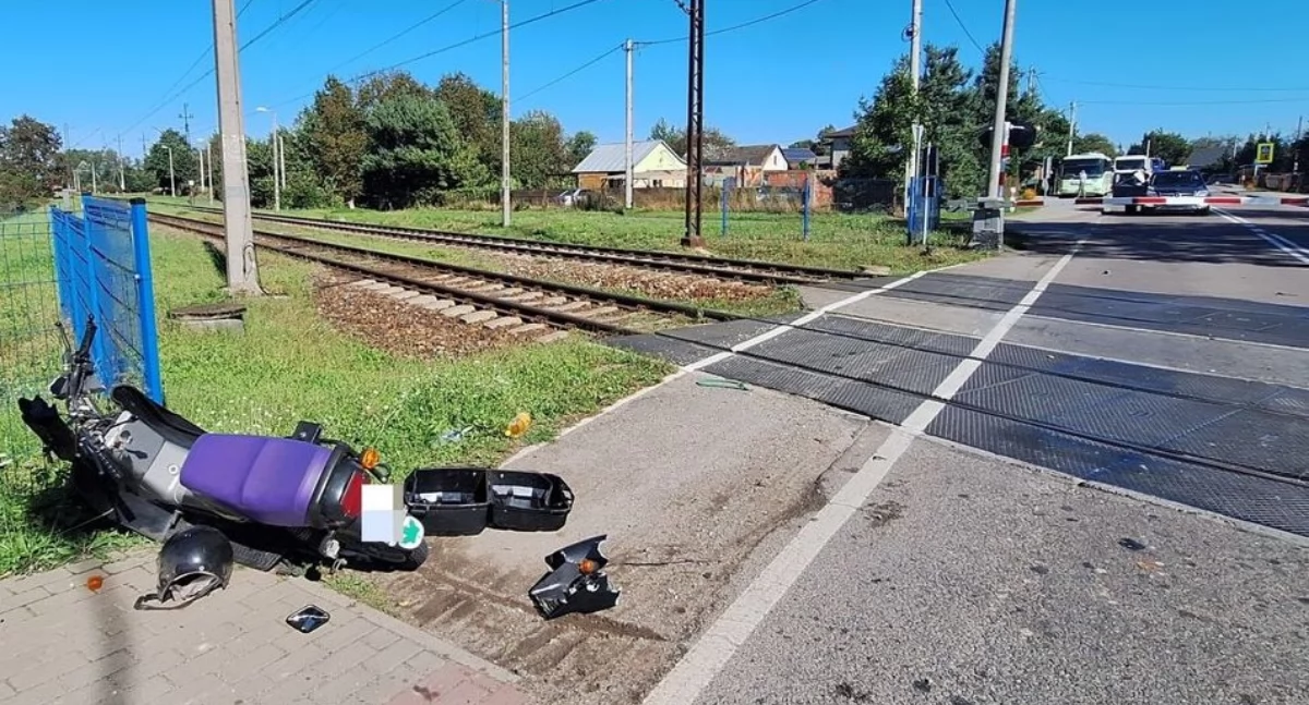 Motorowerzysta wjechał w rogatki drogowe. Zignorował czerwone światło