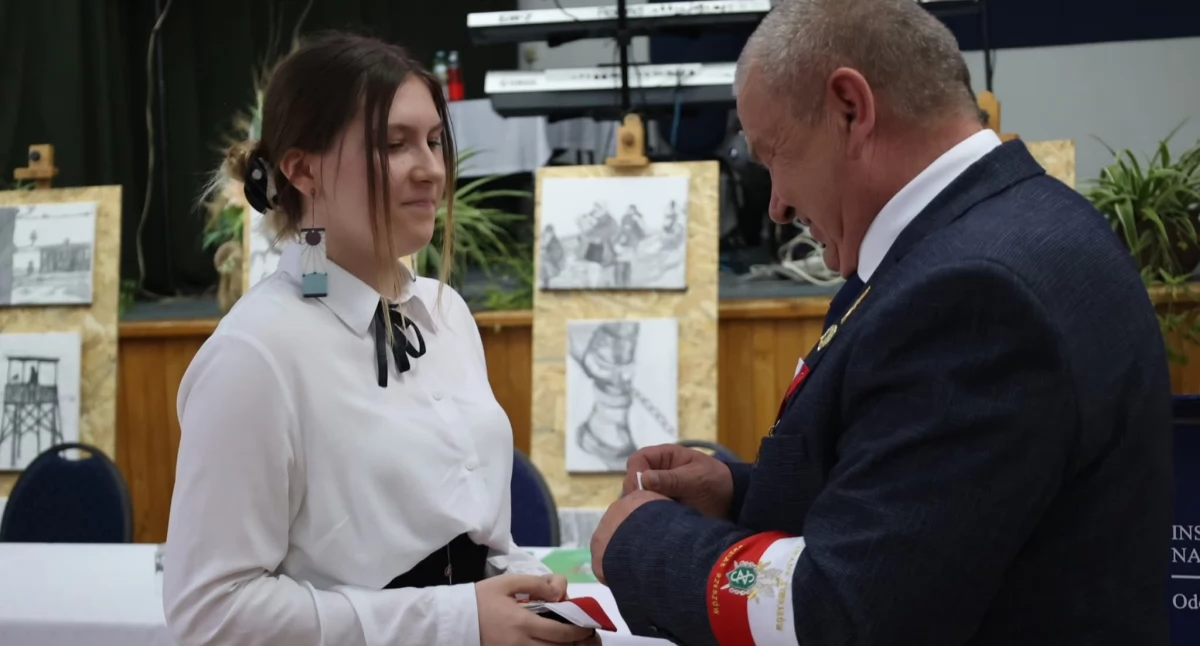 15-latka odznaczona. Wspaniale kultywuje pamięć pradziadka [ZDJĘCIA]