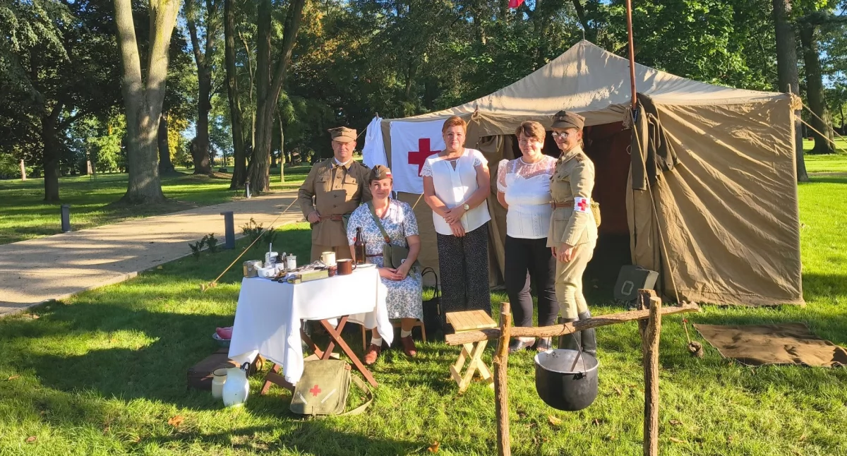 Oddali hołd lotnikom. Odsłonięciu tablicy towarzyszył wojskowy piknik [ZDJECIA]