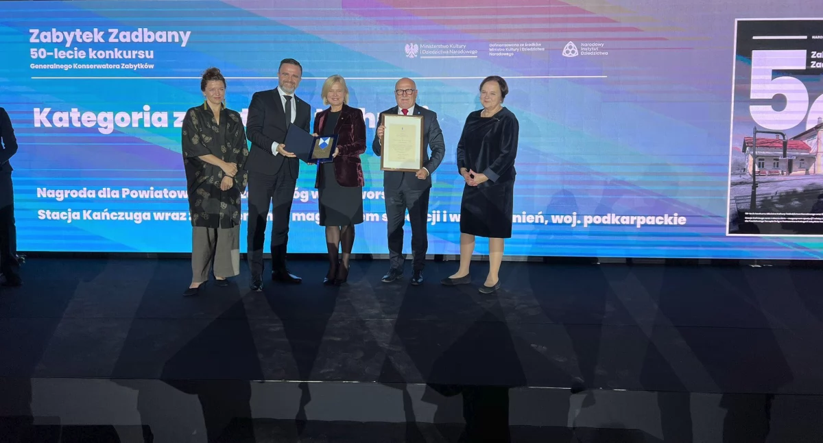 Władze powiatu odebrały statuetkę „Zabytek Zadbany” [ZDJĘCIA]