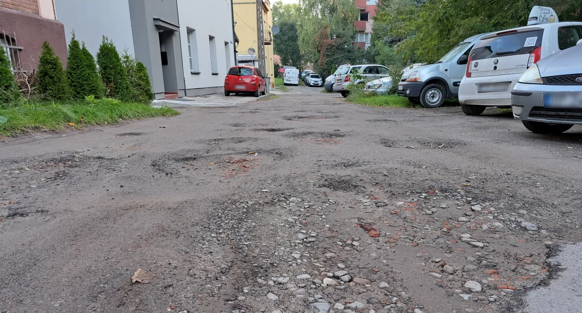 Czy miasto znajdzie w końcu pieniądze na remont ulicy Dekerta?