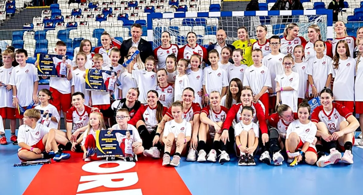 Przemyska młodzież meczową eskortą kobiecej reprezentacji Polski w piłce ręcznej