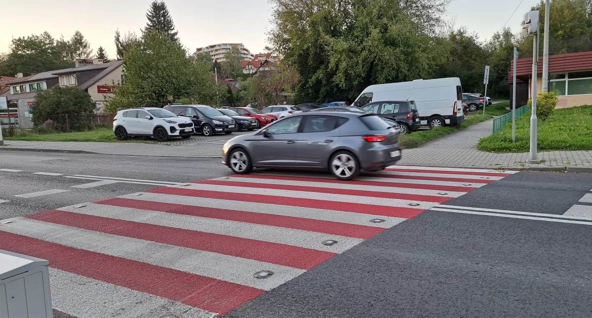 Wyjazd z parkingu przy Przybyszewskiego po staremu. Zmiany organizacji ruchu nie będzie
