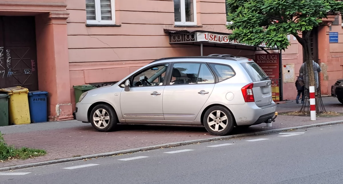 Czy kierowców czeka lawina mandatów? Poszerzona strefa płatnego parkowania wpływa na komfort pieszych  