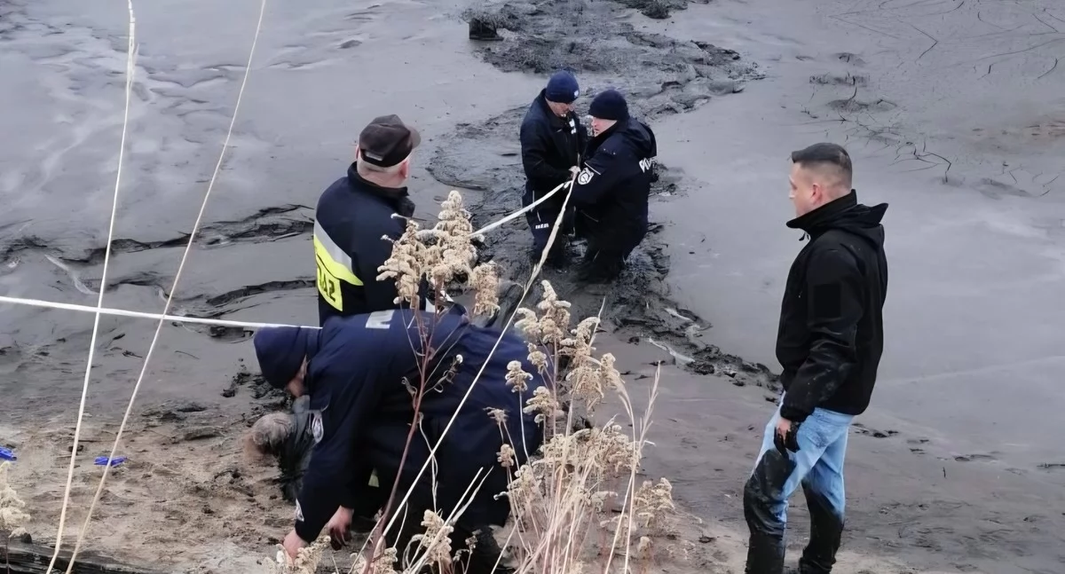 Córka zgłosiła zaginięcie 73-latki. Kobietę odnaleziono w stawie. Trafiła do szpitala