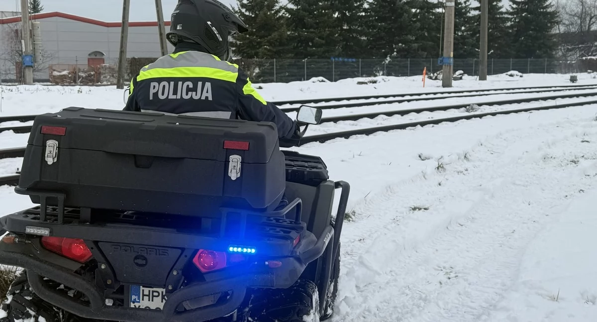 Policjanci kontrolują torowiska. Trzeci stopień alarmowy „Charlie” [ZDJĘCIA]