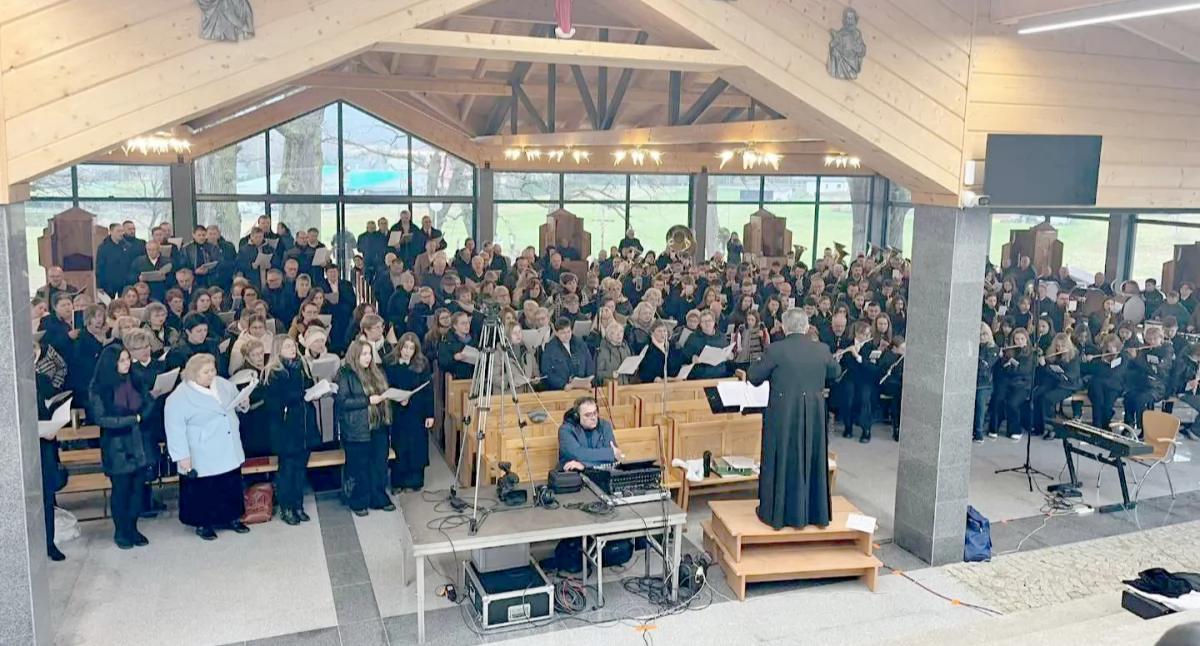 Muzyka, która niesie nadzieję . Pielgrzymka chórów i orkiestr archidiecezji przemyskiej do Strachociny 