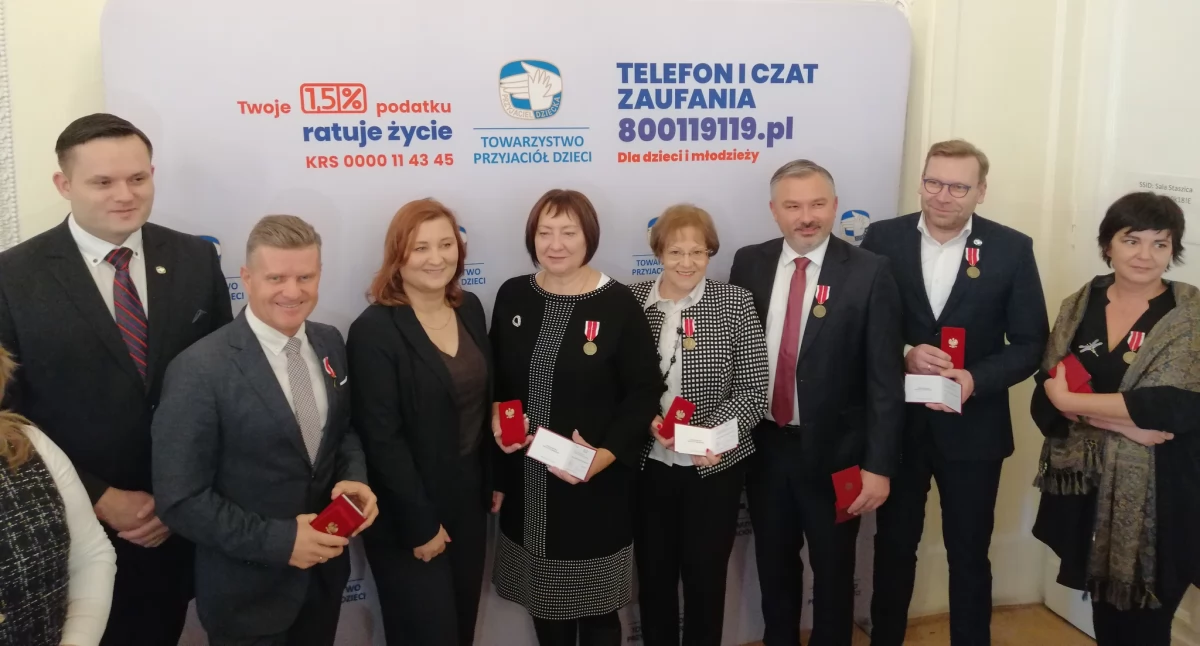 Przemyscy nauczyciele z medalami KEN