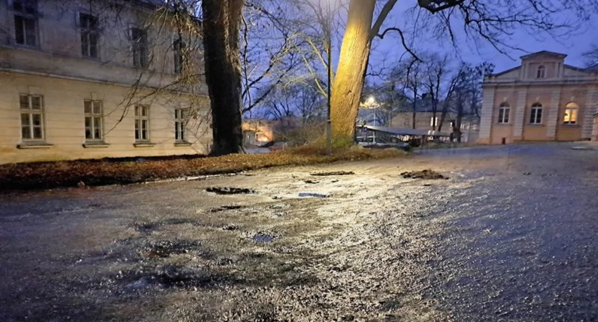Czy droga na terenie dawnego szpitala wojskowego doczeka się remontu?