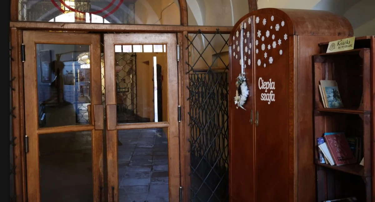 Podziel się ciepłymi ubraniami albo zabierz jakieś dla siebie. Akcja „Ciepła szafa” trwa