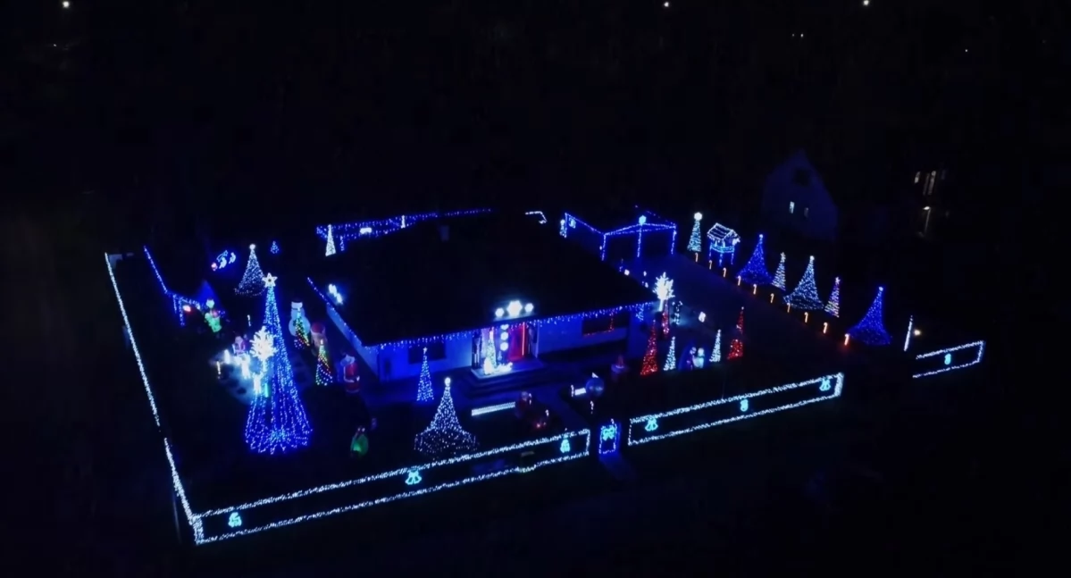 72 tysiące diod LED i mnóstwo dmuchanych figur. Najbardziej świąteczny dom w Buszkowiczkach [WIDEO]