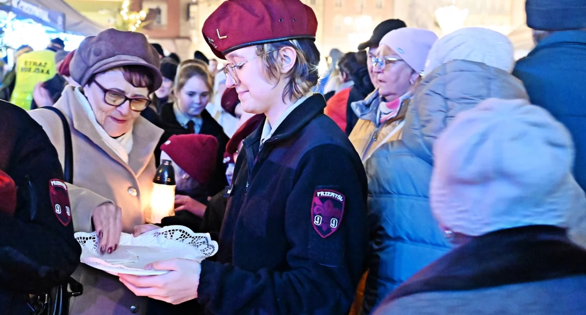 Finał Przemyskiego Jarmarku Bożonarodzeniowego. Wigilia Miejska i przekazanie Betlejemskiego Światełka Pokoju [ZDJĘCIA, WIDEO]