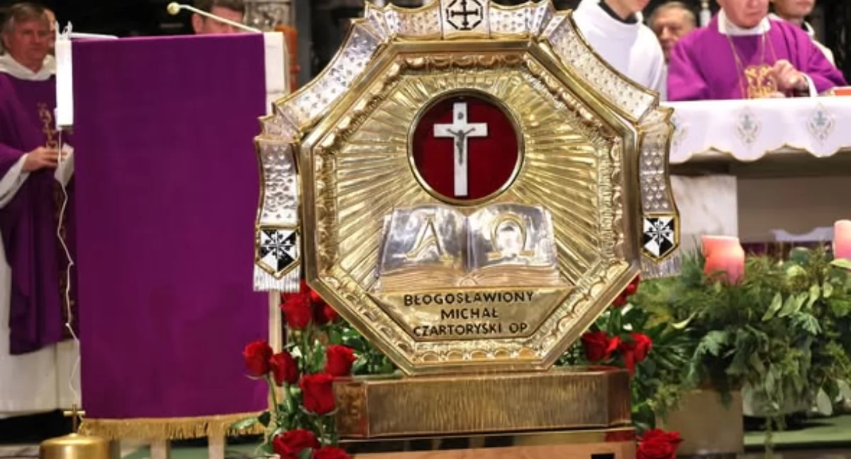 Alabastrowy krzyż bł. o. Michała Czartoryskiego wrócił do domu [ZDJĘCIA]
