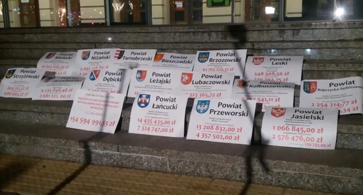 Szpitale powiatowe w Jarosławiu i Przeworsku toną. Kto wyciągnie do nich pomocną dłoń?