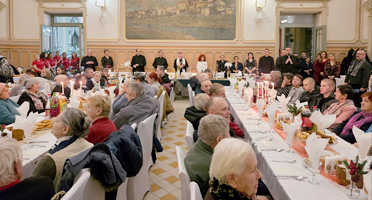 Wigilijne spotkanie Caritas w Przemyślu – wspólnota, nadzieja i świąteczna radość