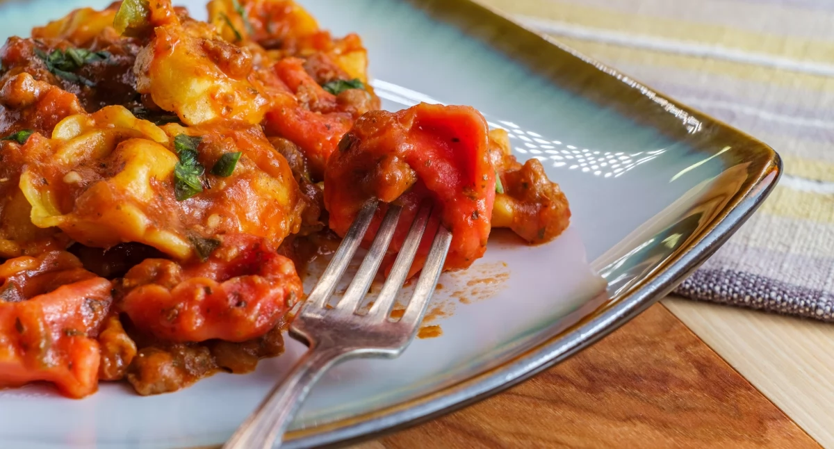 Tortellini w sosie pomidorowym ze szpinakiem – wszystko z jednej patelni