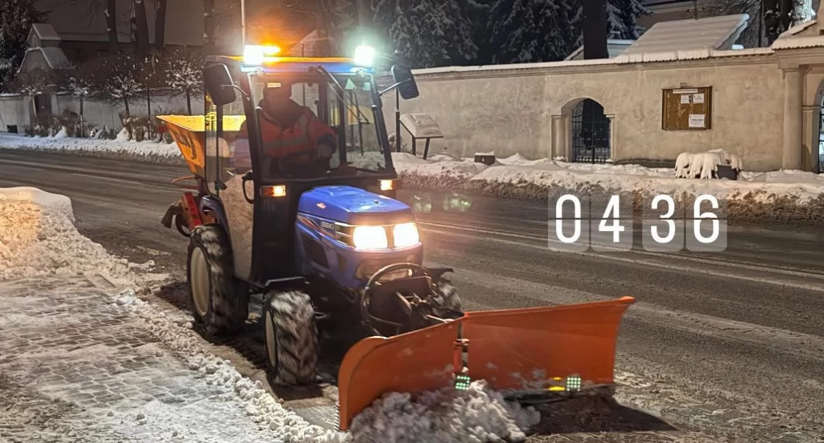 Zima nadal trzyma. Służby pracują na pełnych obrotach [ZDJĘCIA]