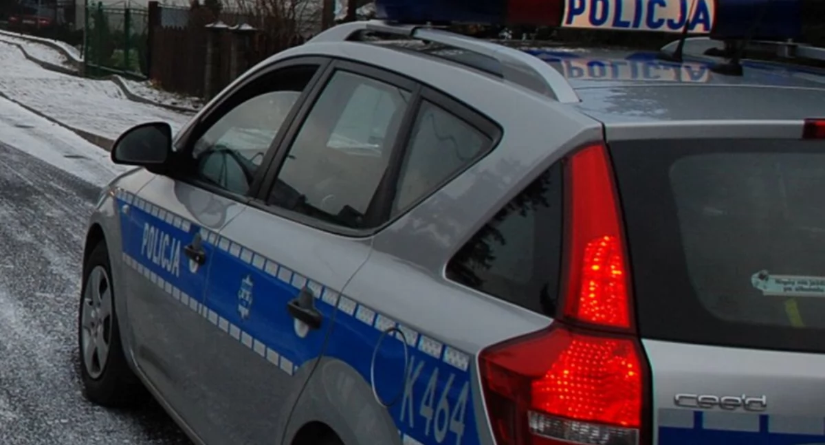 Samotna mieszkanka poprosiła o pomoc policjantów. Dzięki skoordynowanej akcji służb trafiła do szpitala