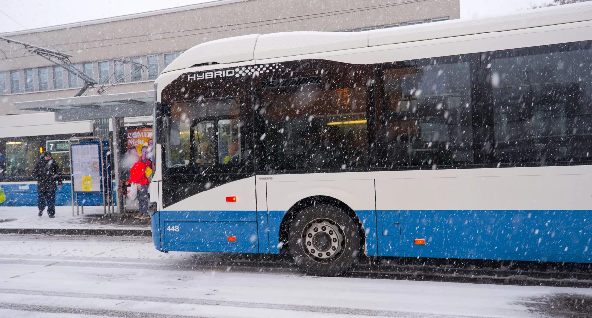 Twoje dziecko wyjeżdża na ferie zimowe? Pamiętaj o sprawdzeniu autokaru! [LISTA PUNKTÓW]
